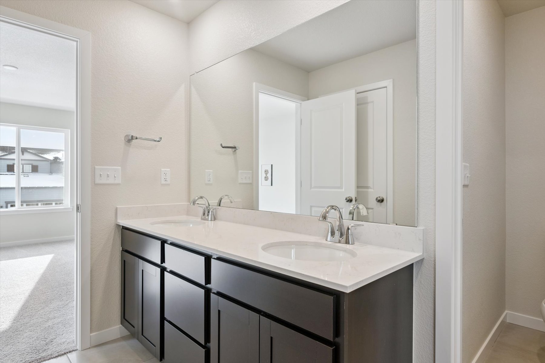 A bathroom with a sink and a mirror.