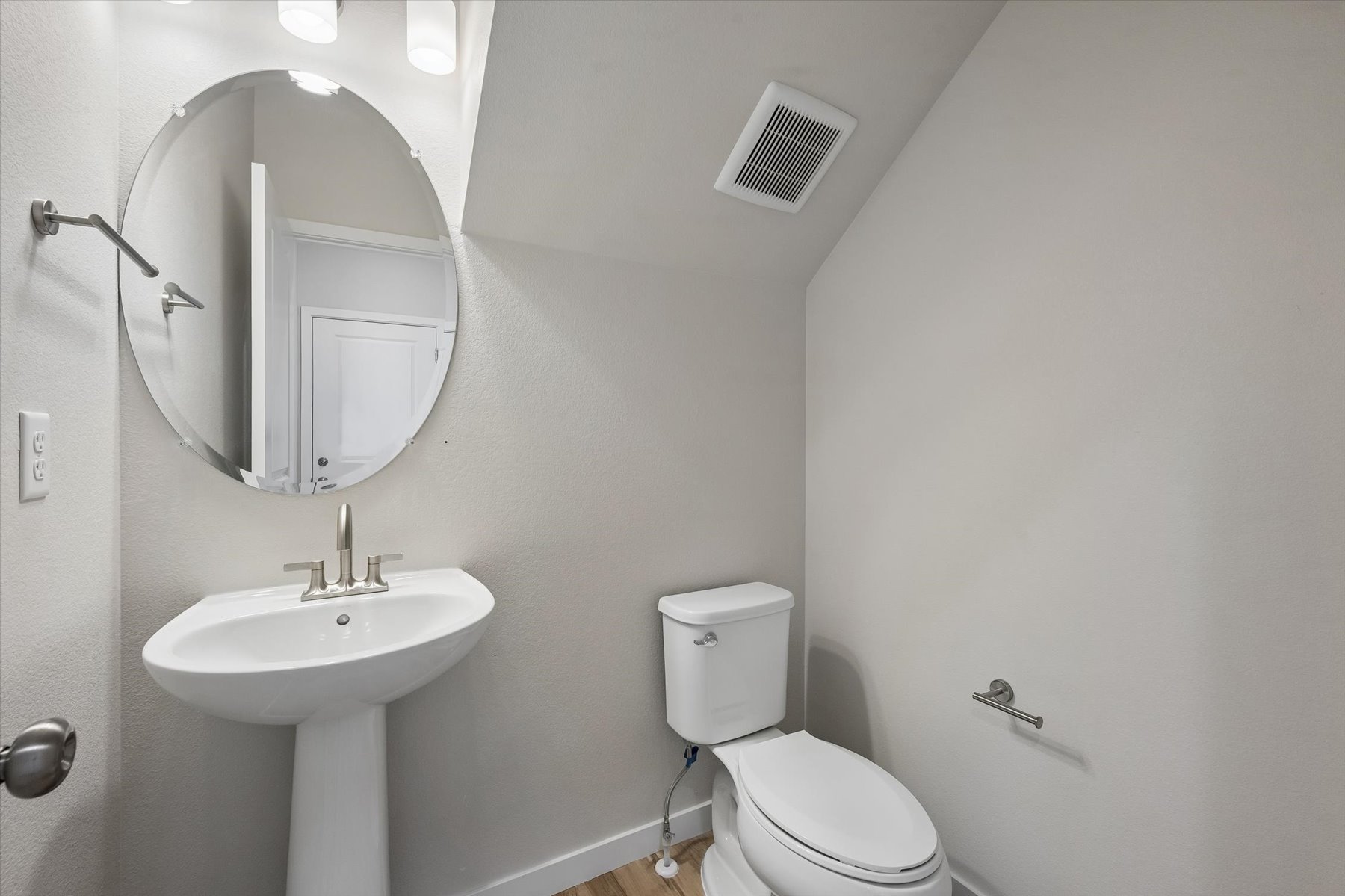 A bathroom with a mirror and sink.