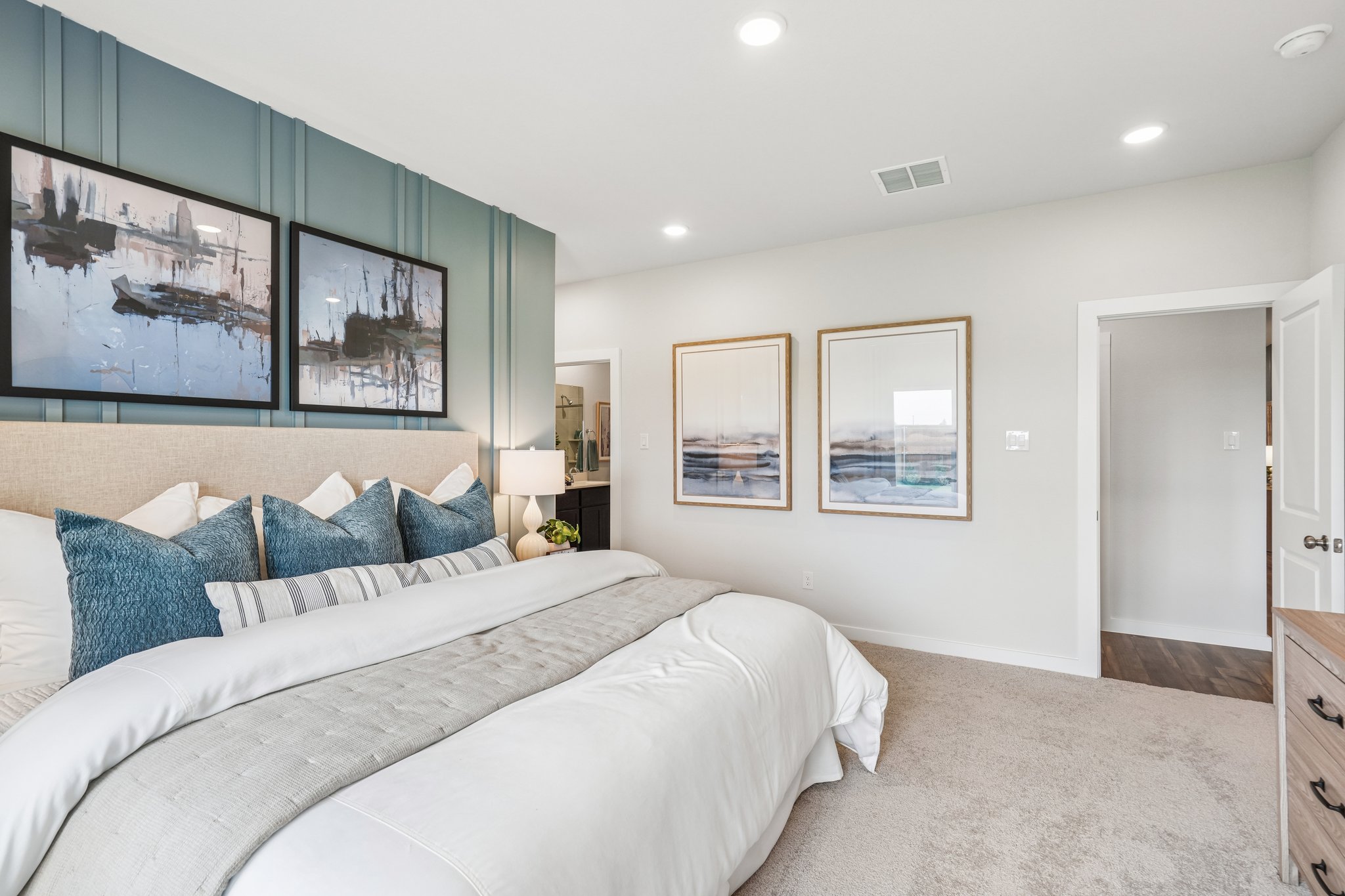 A bedroom with a large bed.