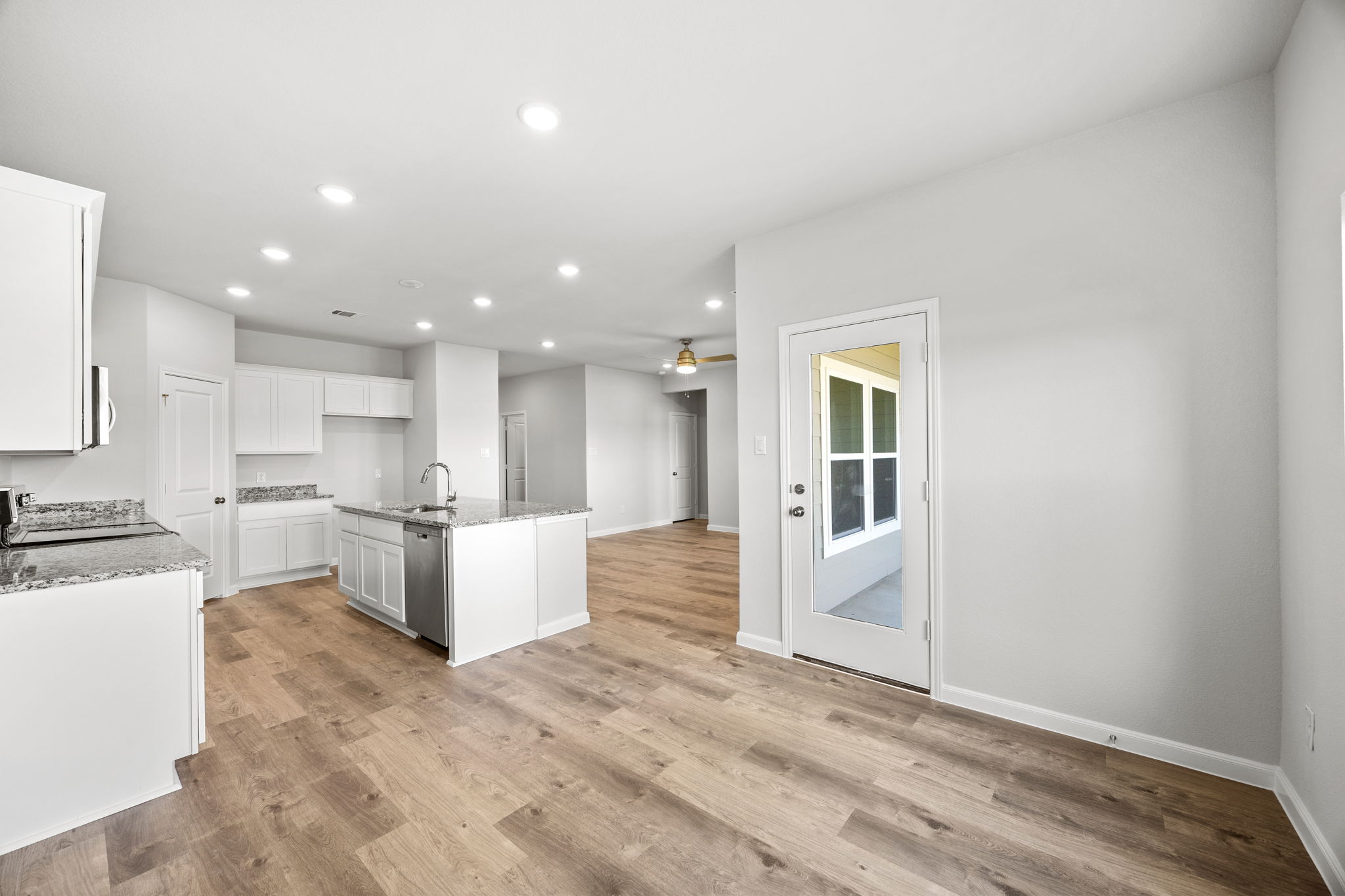 A kitchen with white cabinets.