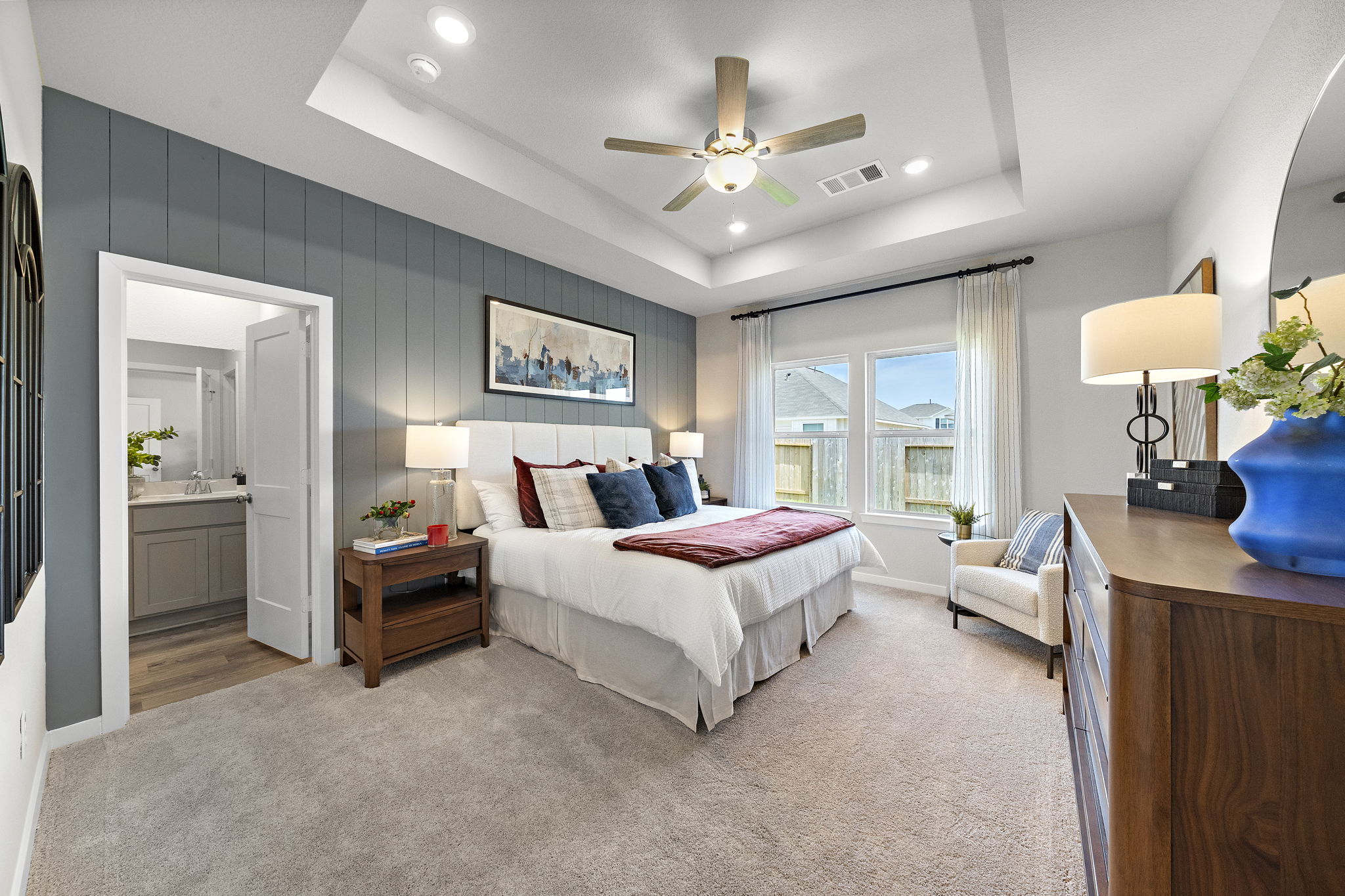 A bedroom with a bed and a desk.